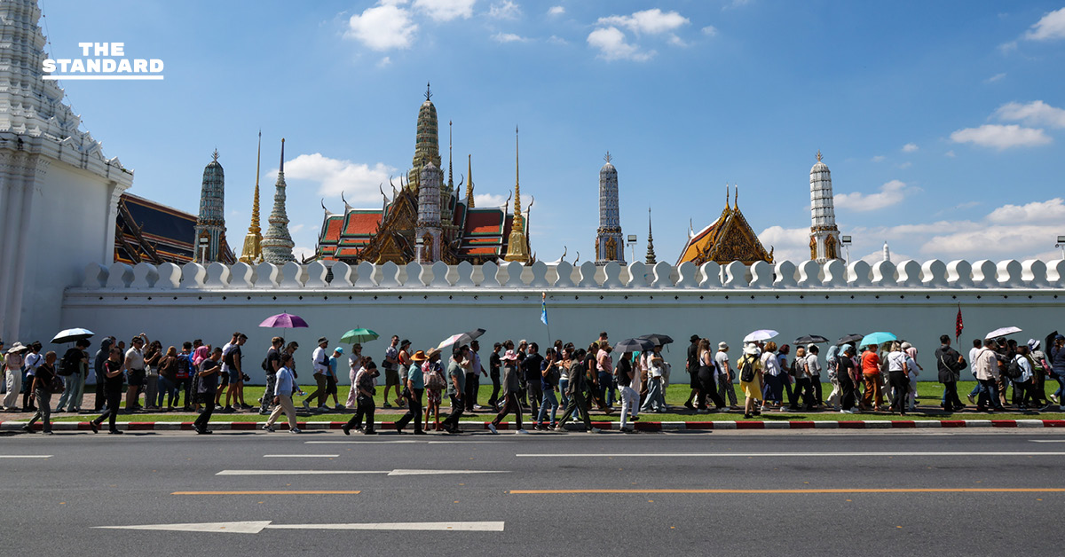 นักท่องเที่ยวต่างชาติ ต่อแถวเข้าชม วัดพระแก้ว คึกคัก