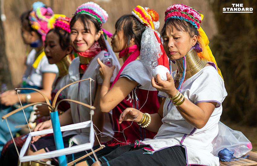 ยี่เป็งล้านนาอินเตอร์เนชั่นแนล 2025 สว่างไสวกลางฟ้าเชียงใหม่ นักท่องเที่ยวร่วมลอยโคมบูชา พระเกตุแก้วจุฬามณี 10