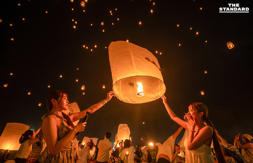 ยี่เป็งล้านนาอินเตอร์เนชั่นแนล 2025 สว่างไสวกลางฟ้าเชียงใหม่ นักท่องเที่ยวร่วมลอยโคมบูชา พระเกตุแก้วจุฬามณี 6