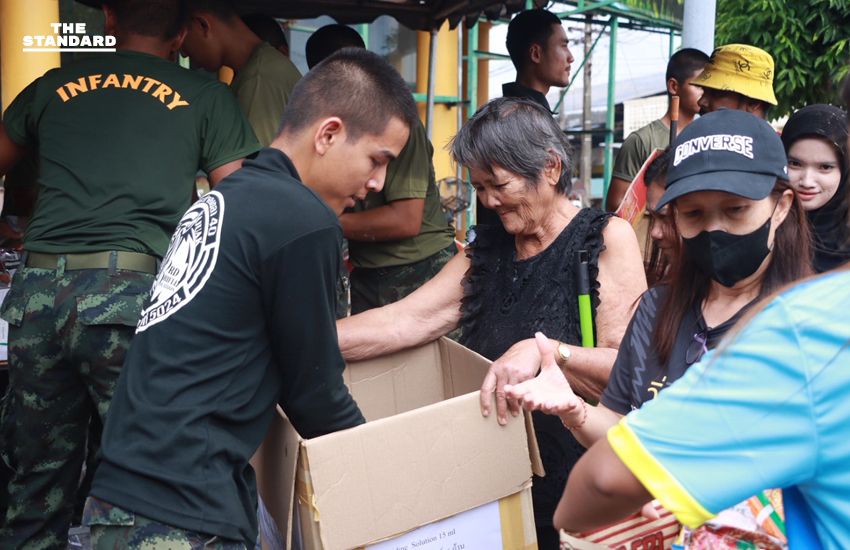 กองทัพภาคที่ 4 จัดตั้งจุดบริการ แจกจ่ายอาหารแห้ง 4 เขต ครอบคลุมทั่วพื้นที่อำเภอหาดใหญ่ 1