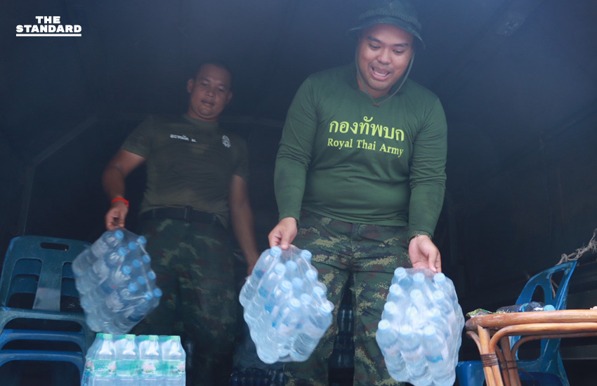 กองทัพภาคที่ 4 จัดตั้งจุดบริการ แจกจ่ายอาหารแห้ง 4 เขต ครอบคลุมทั่วพื้นที่อำเภอหาดใหญ่ 2