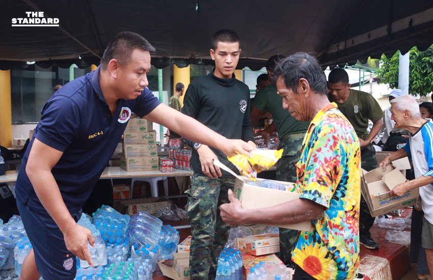 กองทัพภาคที่ 4 จัดตั้งจุดบริการ แจกจ่ายอาหารแห้ง 4 เขต ครอบคลุมทั่วพื้นที่อำเภอหาดใหญ่ 3