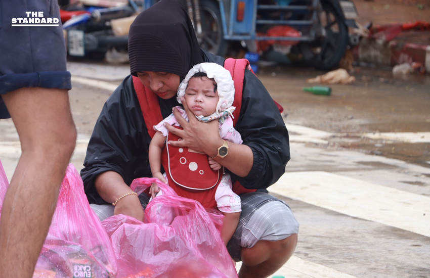 กองทัพภาคที่ 4 จัดตั้งจุดบริการ แจกจ่ายอาหารแห้ง 4 เขต ครอบคลุมทั่วพื้นที่อำเภอหาดใหญ่ 4