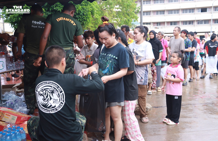 กองทัพภาคที่ 4 จัดตั้งจุดบริการ แจกจ่ายอาหารแห้ง 4 เขต ครอบคลุมทั่วพื้นที่อำเภอหาดใหญ่ 6