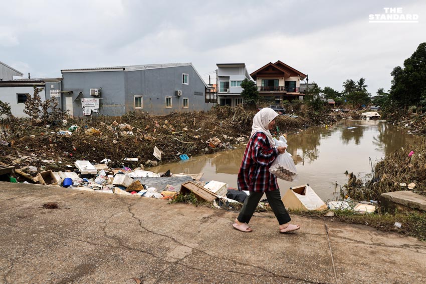 ขยะล้นหลังน้ำลด วิกฤตใหม่ซ้ำเติมชาวบ้าน ขาดน้ำ-ไฟ ทำฟื้นฟูหาดใหญ่ยาก 1