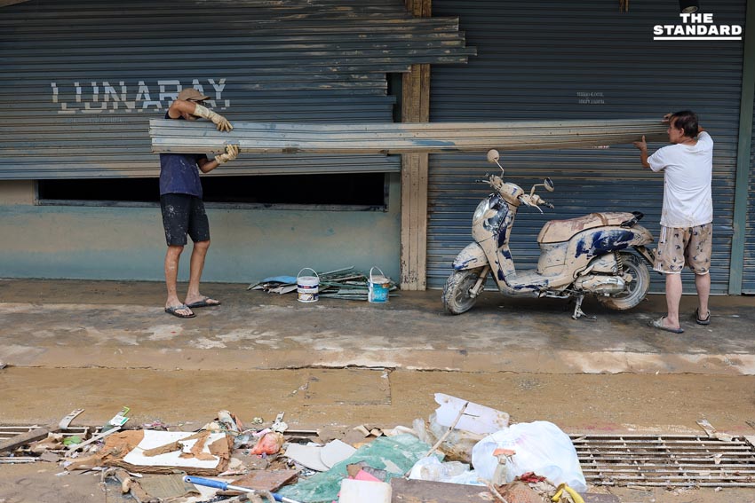 ขยะล้นหลังน้ำลด วิกฤตใหม่ซ้ำเติมชาวบ้าน ขาดน้ำ-ไฟ ทำฟื้นฟูหาดใหญ่ยาก 10
