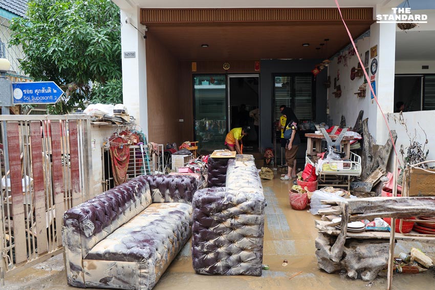 ขยะล้นหลังน้ำลด วิกฤตใหม่ซ้ำเติมชาวบ้าน ขาดน้ำ-ไฟ ทำฟื้นฟูหาดใหญ่ยาก 12