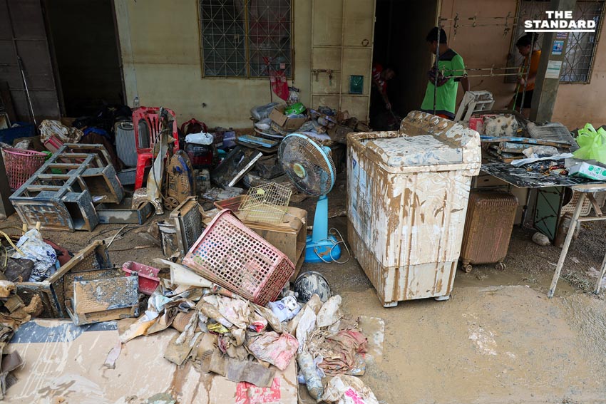 ขยะล้นหลังน้ำลด วิกฤตใหม่ซ้ำเติมชาวบ้าน ขาดน้ำ-ไฟ ทำฟื้นฟูหาดใหญ่ยาก 13