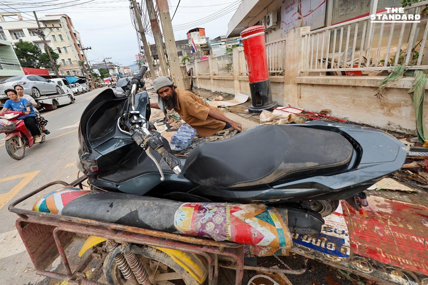 ขยะล้นหลังน้ำลด วิกฤตใหม่ซ้ำเติมชาวบ้าน ขาดน้ำ-ไฟ ทำฟื้นฟูหาดใหญ่ยาก 16