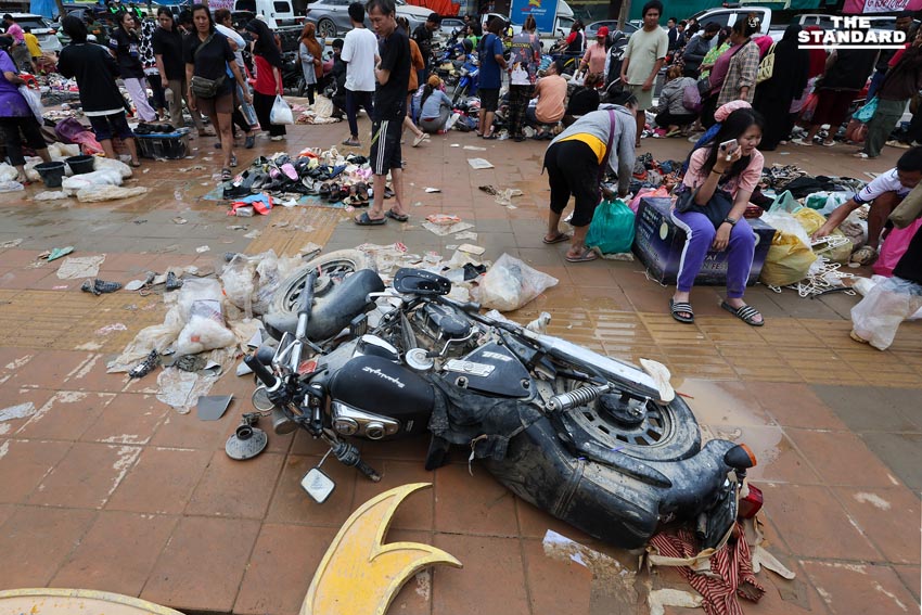 ขยะล้นหลังน้ำลด วิกฤตใหม่ซ้ำเติมชาวบ้าน ขาดน้ำ-ไฟ ทำฟื้นฟูหาดใหญ่ยาก 18