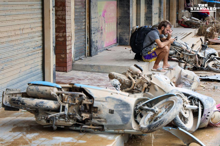 ขยะล้นหลังน้ำลด วิกฤตใหม่ซ้ำเติมชาวบ้าน ขาดน้ำ-ไฟ ทำฟื้นฟูหาดใหญ่ยาก 3