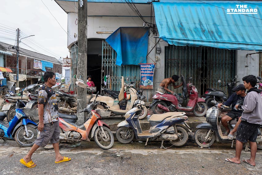 ขยะล้นหลังน้ำลด วิกฤตใหม่ซ้ำเติมชาวบ้าน ขาดน้ำ-ไฟ ทำฟื้นฟูหาดใหญ่ยาก 4
