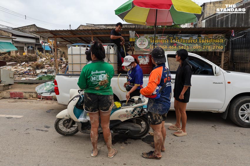 ขยะล้นหลังน้ำลด วิกฤตใหม่ซ้ำเติมชาวบ้าน ขาดน้ำ-ไฟ ทำฟื้นฟูหาดใหญ่ยาก 5