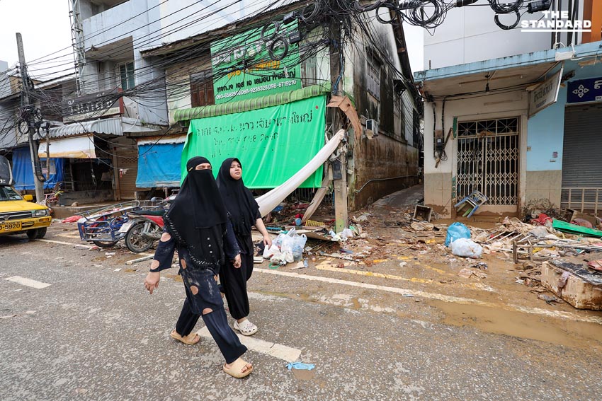 ขยะล้นหลังน้ำลด วิกฤตใหม่ซ้ำเติมชาวบ้าน ขาดน้ำ-ไฟ ทำฟื้นฟูหาดใหญ่ยาก 6