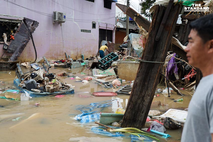 ขยะล้นหลังน้ำลด วิกฤตใหม่ซ้ำเติมชาวบ้าน ขาดน้ำ-ไฟ ทำฟื้นฟูหาดใหญ่ยาก 7