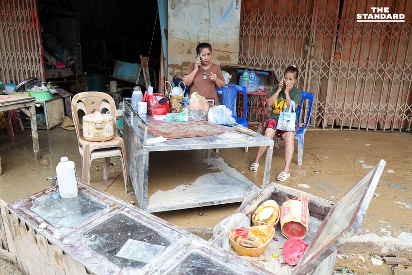 ขยะล้นหลังน้ำลด วิกฤตใหม่ซ้ำเติมชาวบ้าน ขาดน้ำ-ไฟ ทำฟื้นฟูหาดใหญ่ยาก 9