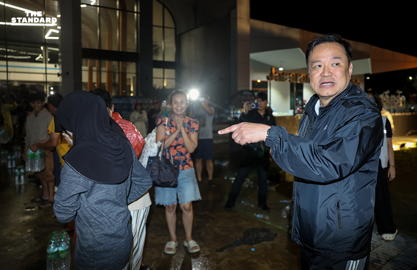 นายกฯ เยี่ยมศูนย์อพยพ ม.อ. เร่งระดมช่วยคนติดค้าง สั่ง ‘มท.-พณ.’ ออกมาตรการช่วยผู้ประกอบการ ก่อนเดินทางกลับ กทม. 5