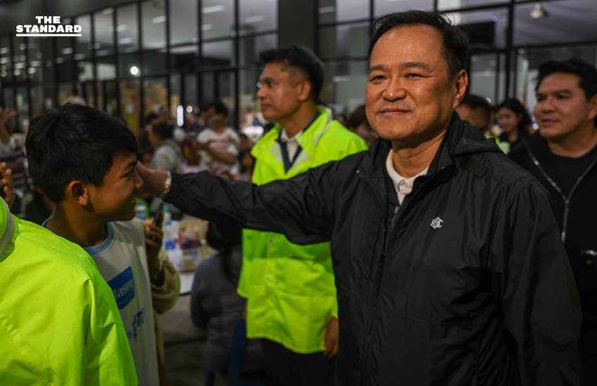 นายกฯ เยี่ยมศูนย์อพยพ ม.อ. เร่งระดมช่วยคนติดค้าง สั่ง ‘มท.-พณ.’ ออกมาตรการช่วยผู้ประกอบการ ก่อนเดินทางกลับ กทม. 7