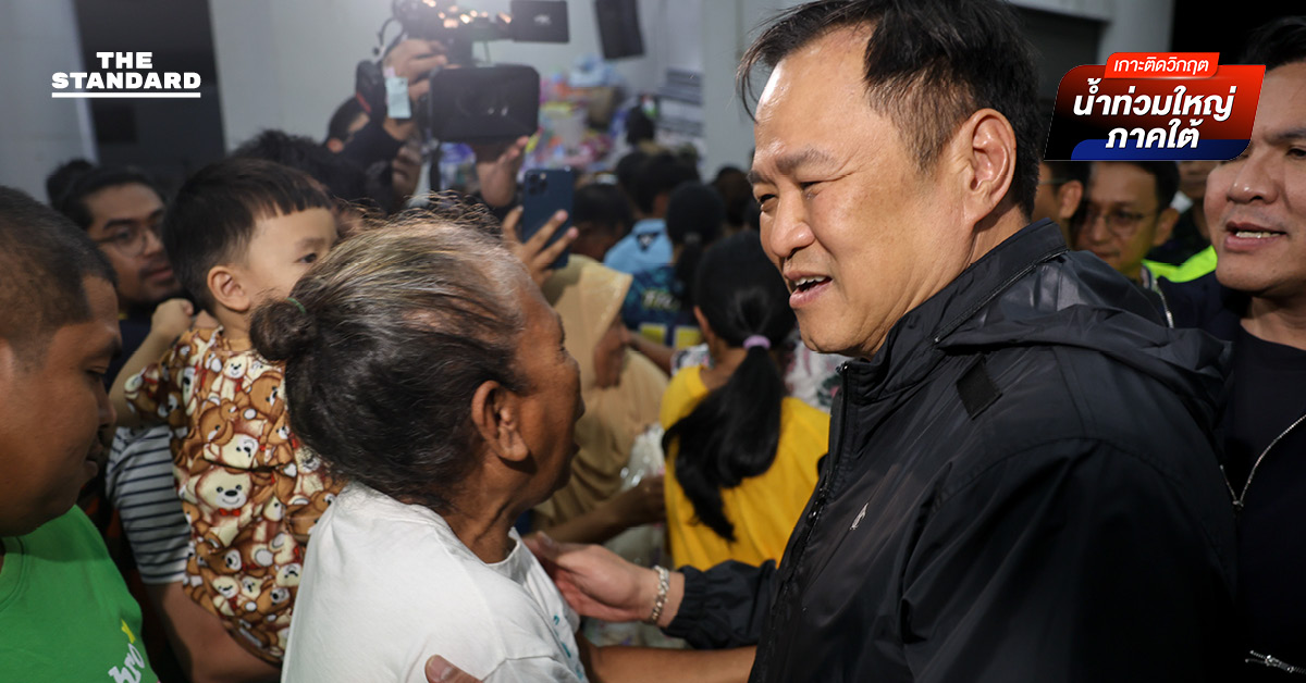 นายกฯ เยี่ยมศูนย์อพยพ ม.อ. เร่งระดมช่วยคนติดค้าง สั่ง ‘มท.-พณ.’ ออกมาตรการช่วยผู้ประกอบการ ก่อนเดินทางกลับ กทม.