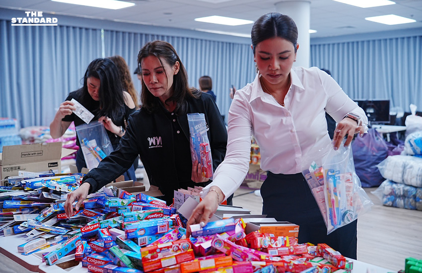 เพื่อไทยเปิดศูนย์รับบริจาค-แพ็กของช่วยน้ำท่วม พร้อมส่งมอบถุงยังชีพ 1,400 ถุง แจกจ่ายให้ประชาชน สงขลา 1