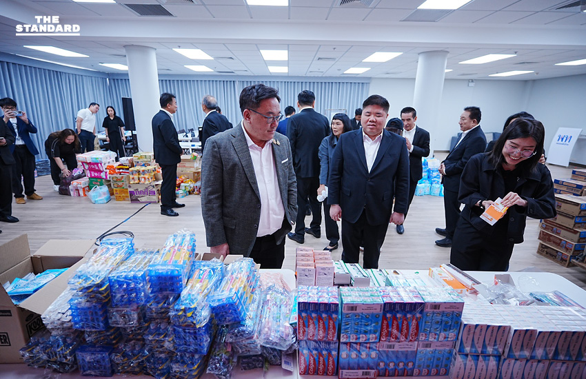 เพื่อไทยเปิดศูนย์รับบริจาค-แพ็กของช่วยน้ำท่วม พร้อมส่งมอบถุงยังชีพ 1,400 ถุง แจกจ่ายให้ประชาชน สงขลา 2