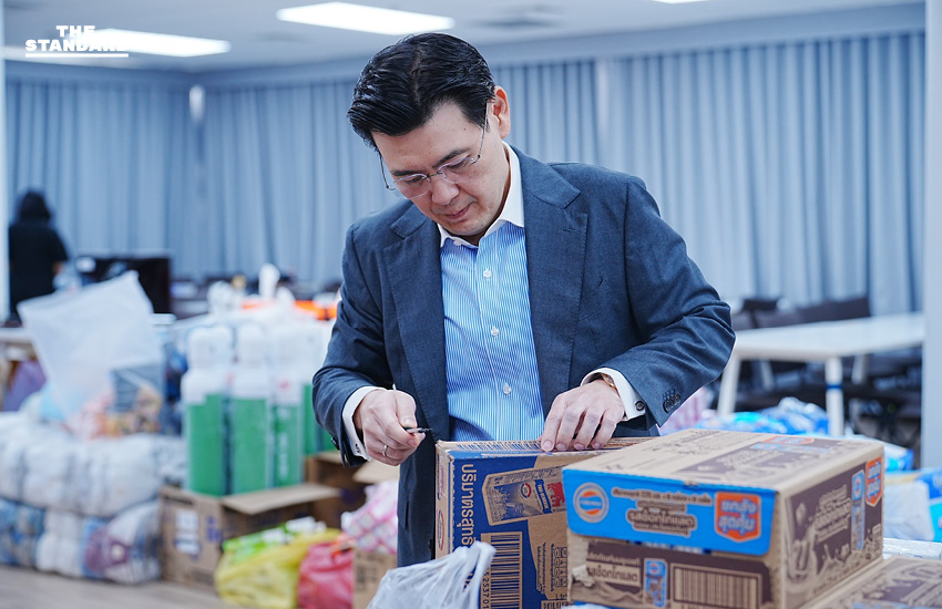 เพื่อไทยเปิดศูนย์รับบริจาค-แพ็กของช่วยน้ำท่วม พร้อมส่งมอบถุงยังชีพ 1,400 ถุง แจกจ่ายให้ประชาชน สงขลา 3