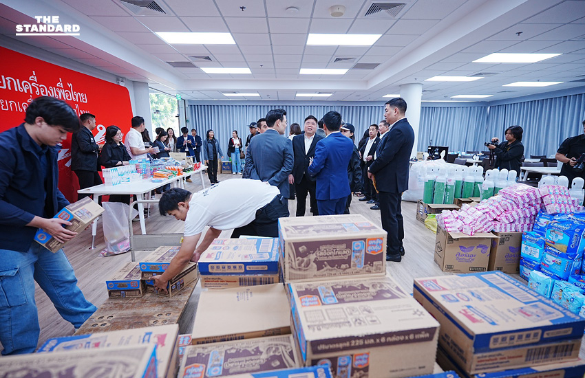 เพื่อไทยเปิดศูนย์รับบริจาค-แพ็กของช่วยน้ำท่วม พร้อมส่งมอบถุงยังชีพ 1,400 ถุง แจกจ่ายให้ประชาชน สงขลา 4