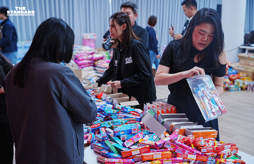 เพื่อไทยเปิดศูนย์รับบริจาค-แพ็กของช่วยน้ำท่วม พร้อมส่งมอบถุงยังชีพ 1,400 ถุง แจกจ่ายให้ประชาชน สงขลา 5