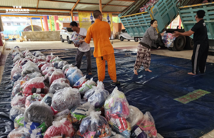 เพื่อไทยเปิดศูนย์รับบริจาค-แพ็กของช่วยน้ำท่วม พร้อมส่งมอบถุงยังชีพ 1,400 ถุง แจกจ่ายให้ประชาชน สงขลา 7