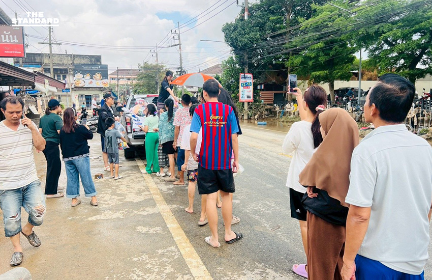 เพื่อไทยเปิดศูนย์รับบริจาค-แพ็กของช่วยน้ำท่วม พร้อมส่งมอบถุงยังชีพ 1,400 ถุง แจกจ่ายให้ประชาชน สงขลา 8