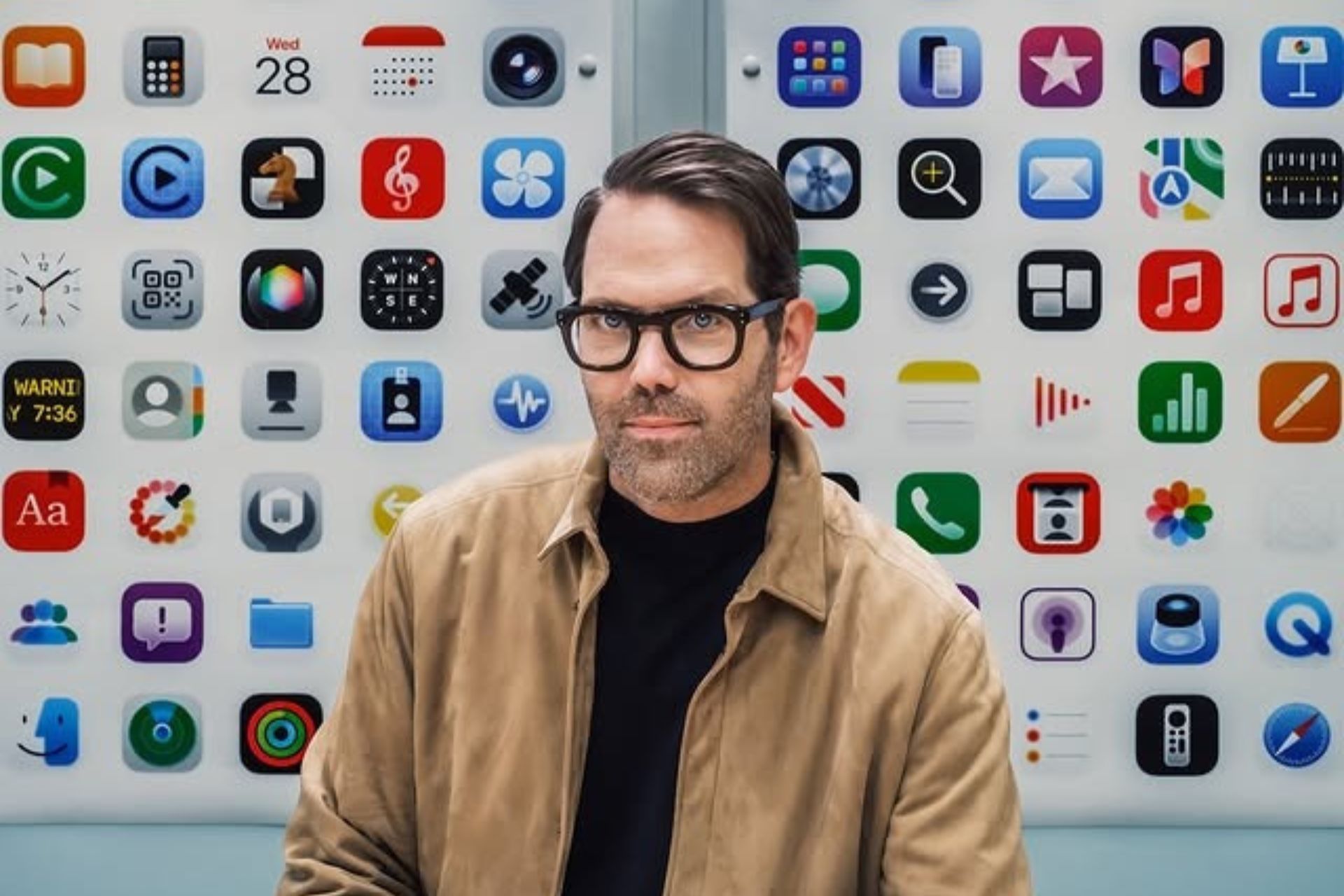 แอลัน ดาย (Alan Dye) รองประธานฝ่ายการออกแบบอินเทอร์เฟซ (VP of Human Interface Design)