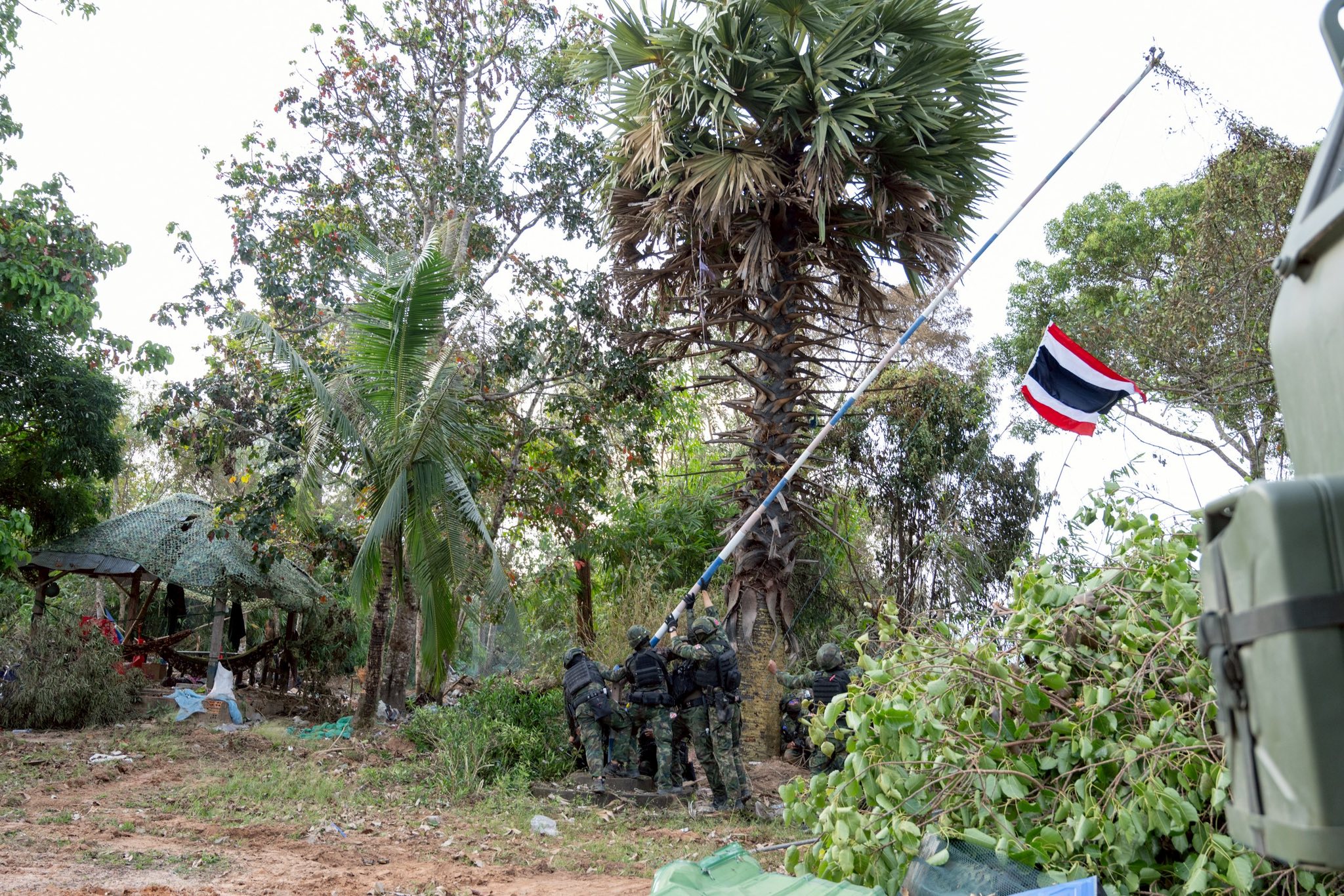 กองทัพเรือยึดคืนพื้นที่บ้านสามหลัง จ.ตราด ปักธงชาติไทยยืนยันอธิปไตย หลังเปิดปฏิบัติการตั้งแต่เช้ามืด