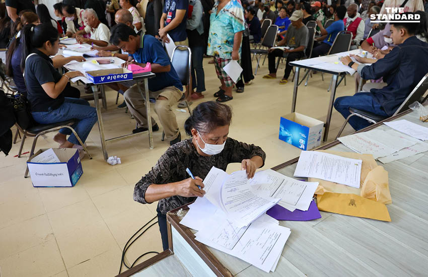 ไม่พอเยียวยา แต่ดีกว่าเขาไม่ให้เลย ประชาชนแห่ยื่นขอรับเงินเหตุน้ำท่วม 9,000 บาท 3