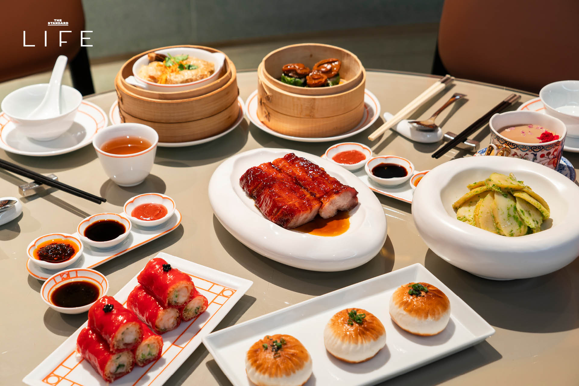 มุมมองกว้างของเมืองมาเก๊าที่เห็นอาคารสีสันสดใส