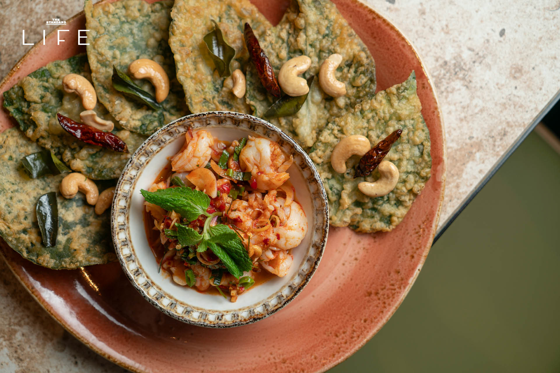 มุมมองกว้างของเมืองมาเก๊าที่เห็นอาคารสีสันสดใส