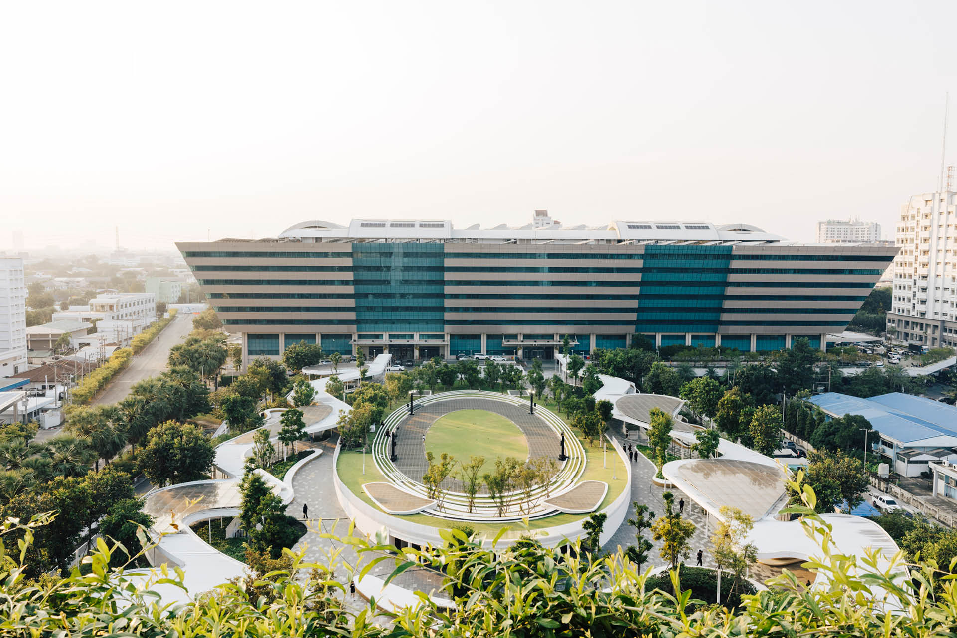 ภาพมุมสูงของศูนย์ราชการเฉลิมพระเกียรติฯ ที่เต็มไปด้วยพื้นที่สีเขียว