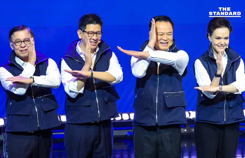 อนุทินประกาศหากพรรคภูมิใจไทยได้กลับมาเป็นรัฐบาล สีหศักดิ์ เอกนิติ และศุภจี จะได้เป็นรองนายกรัฐมนตรี ภาพ: ศวิตา พูลเสถียร 