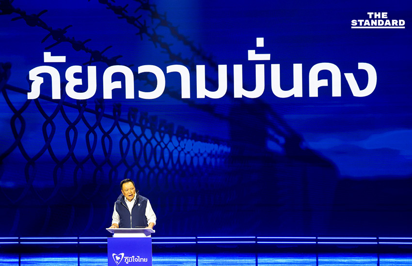 “อย่ากลัวเสียอธิปไตยของประเทศ พรรคภูมิใจไทยจะทำให้ความหวาดระแวง ความกลัวของท่าน เปลี่ยนมาเป็นความมั่นคง มั่งคั่ง และเชื่อมั่น” อนุทินกล่าว ภาพ: ศวิตา พูลเสถียร 