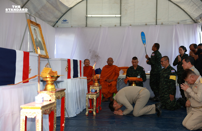 อนุทิน ก้มกราบศพทหารกล้า ที่เสียชีวิตจากการปฏิบัติหน้าที่ปกป้องชายแดนไทย 