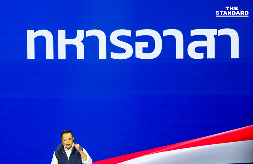 อนุทินนำเสนอนโยบาย เปลี่ยนทหารเกณฑ์เป็นทหารอาสา ร่วมปกป้องราชอาณาจักรไทย ตั้งเป้า 100,000 คน ให้รับราชการ มีเงินเดือน เป็นกำลังพลของกองทัพ ภาพ: ศวิตา พูลเสถียร 