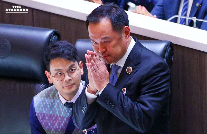 อนุทิน ยกมือขอบคุณสมาชิกสภาผู้แทนราษฎร หลังได้รับเสียงข้างมากโหวตให้เป็นนายกรัฐมนตรี โดยมี ไชยชนก ชิดชอบ บุตรชายคนโตเนวิน ชิดชอบ ครูใหญ่แห่งภูมิใจไทยอยู่ด้วย ภาพ : ศวิตา พูลเสถียร 