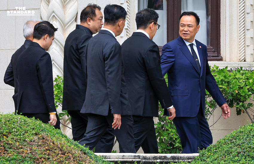 อนุทิน พร้อมด้วยรัฐมนตรีในรัฐบาลของเขา กำลังเดินทางเข้าตึกไทยคู่ฟ้า ทำเนียบรัฐบาล ศูนย์บัญชาการการเมืองไทย ภาพ: ฐานิส สุดโต 