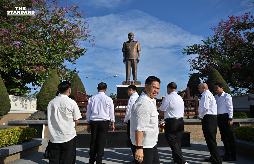วราวุธ นำทีมอดีตคนชาติไทยพัฒนา ขมากราบลา ‘เตี่ยบรรหาร’ ทิ้งพรรคสีชมพูชั่วคราว ร่วมพรรคสีน้ำเงิน 