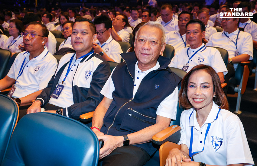 พิพัฒน์ รัชกิจประการ ผู้นำทัพภาคใต้ และพิมพ์ภัทรา วิชัยกุล อดีตสส. หลายสมัย จากนครศรีธรรมราช ภาพ: ศวิตา พูลเสถียร 