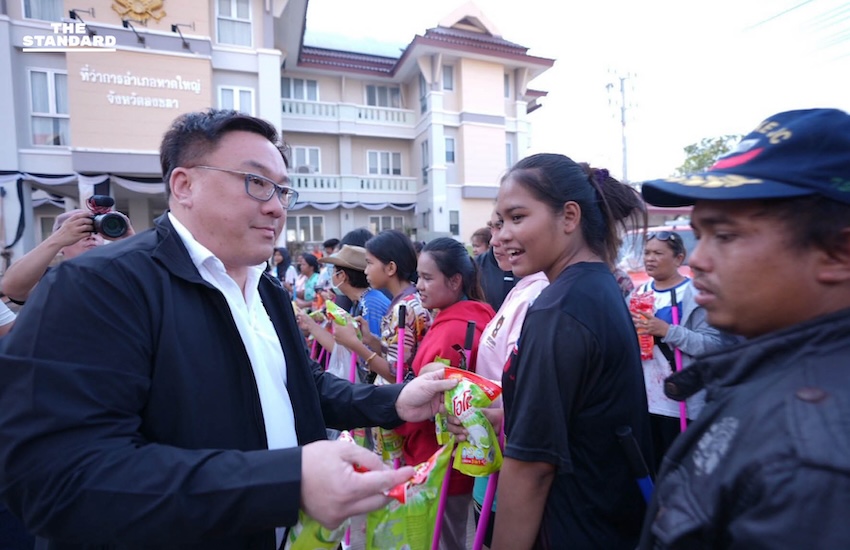 สส. และสมาชิกพรรคเพื่อไทยกำลังลำเลียงสิ่งของช่วยเหลือ