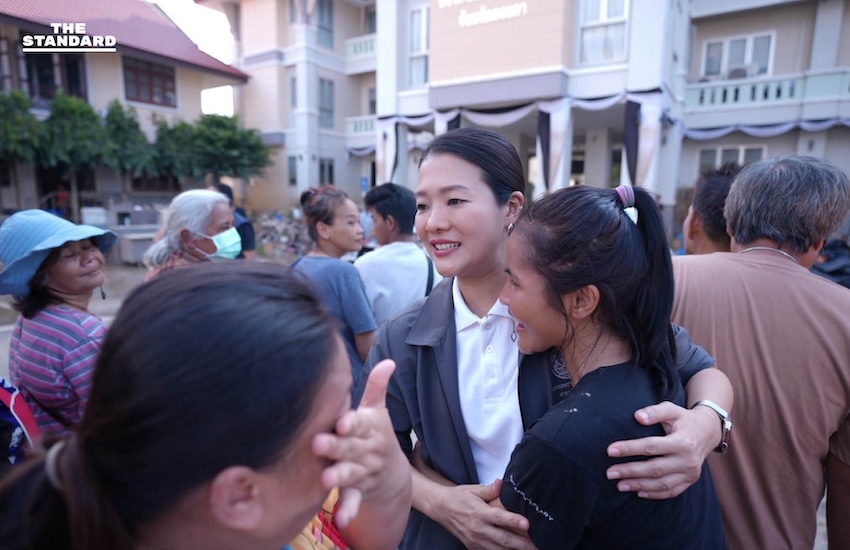 สส. และสมาชิกพรรคเพื่อไทยกำลังลำเลียงสิ่งของช่วยเหลือ