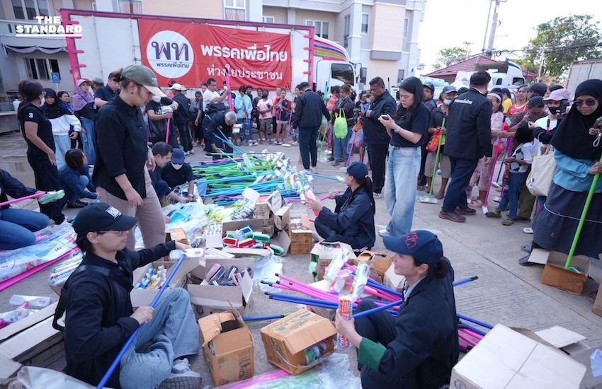 สส. และสมาชิกพรรคเพื่อไทยกำลังลำเลียงสิ่งของช่วยเหลือ