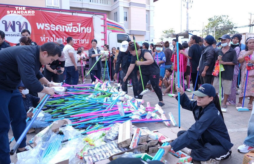 สส. และสมาชิกพรรคเพื่อไทยกำลังลำเลียงสิ่งของช่วยเหลือ