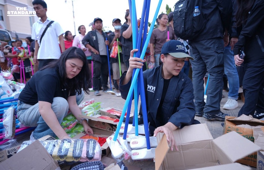 สส. และสมาชิกพรรคเพื่อไทยกำลังลำเลียงสิ่งของช่วยเหลือ