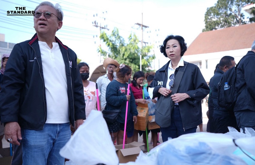 สส. และสมาชิกพรรคเพื่อไทยกำลังลำเลียงสิ่งของช่วยเหลือ